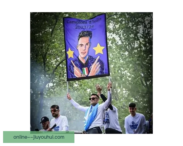 国际米兰与死忠球迷组织携手庆祝意甲连胜荣耀